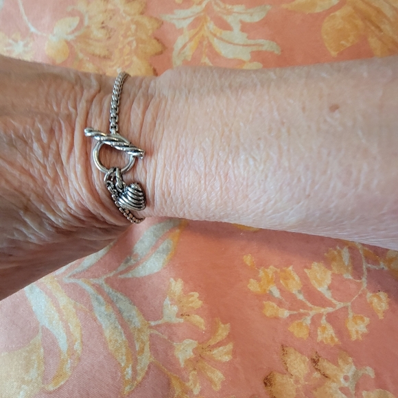 Elegant Silver-tone Heart Charm Toggle Bracelet - Picture 5 of 6